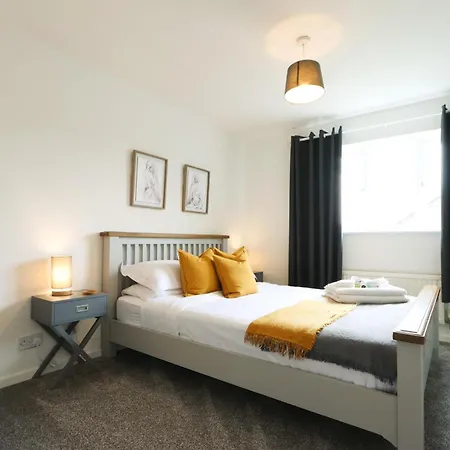 Broadcroft Two Bedroom House In North